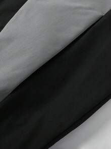 Manfinity EMRG 男士印花运动户外防风夹克，适合日常穿着、户外活动、健身、休闲、上学、聚会、音乐节等场合。可作为礼物送给朋友和男友。男士立领拉链夹克，拼接夹克，赛车夹克/户外防风夹克，复古风，秋季必备。 - 黑色 - 查看 5