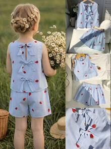SHEIN Conjunto casual de vacaciones de 2 piezas para niñas pequeñas: Top de tirantes con volantes y espalda con lazo con bordado de fresa a rayas y shorts - Azul y blanco - Ver 4