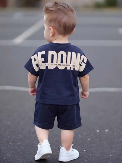 SHEIN Bộ đồ mùa hè cho bé trai gồm áo thun ngắn tay và quần short màu xanh navy in chữ, kiểu dáng rộng rãi, thích hợp cho trẻ sơ sinh và trẻ nhỏ, bộ đồ mùa hè, bộ đồ in chữ, bộ đồ thường ngày.
