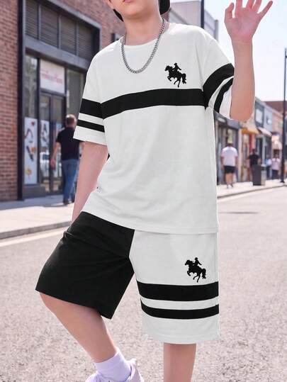 Bộ đồ thường ngày dành cho bé trai tuổi teen, gồm áo thun ngắn tay cổ tròn in hình hiệp sĩ và quần short.