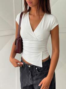 Aloruh 白色優雅夏季早午深V領抓皺短袖修身女款T恤，時尚通勤收腰不對稱下擺女上衣，休閒襯衫 - 白色 - 查看 8