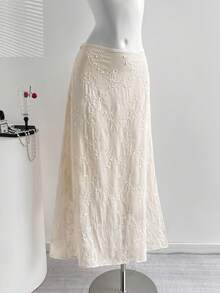 Elamini Nhẹ nhàng, tươi mát, mang phong cách đồng quê Pháp cổ điển, thích hợp cho đi làm, dạo phố, hẹn hò, dạo chơi mùa xuân, tiệc trà chiều, kỳ nghỉ ngắn, tụ họp bạn bè. Chân váy dài chữ A cạp thấp, chất liệu vải thêu, màu mơ. - Màu be - Xem 3