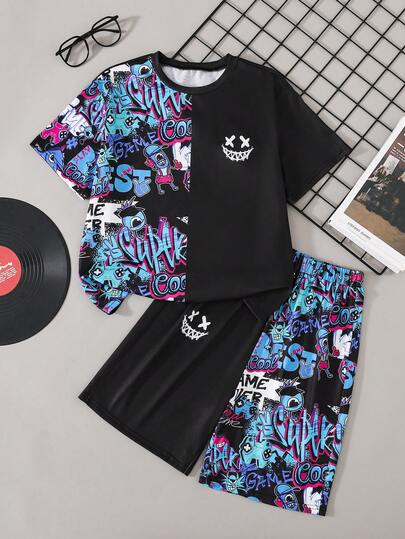 SHEIN Bộ đồ 2 món cho bé trai tuổi teen, kiểu dáng thể thao cổ điển, in hình xe đua, tay ngắn, cổ tròn và quần short, thích hợp cho mùa hè, các sự kiện đua xe, hoạt động thể thao và giải trí.