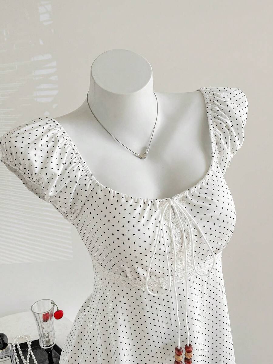 SHEIN EZwear Neuer Sommer Retro Französischer süßer Polka Punkt Quadrat Kragen Spitze Patchwork Schleife Vorne Casual T-Shirt für Frauen - Weiss - Übersicht 1