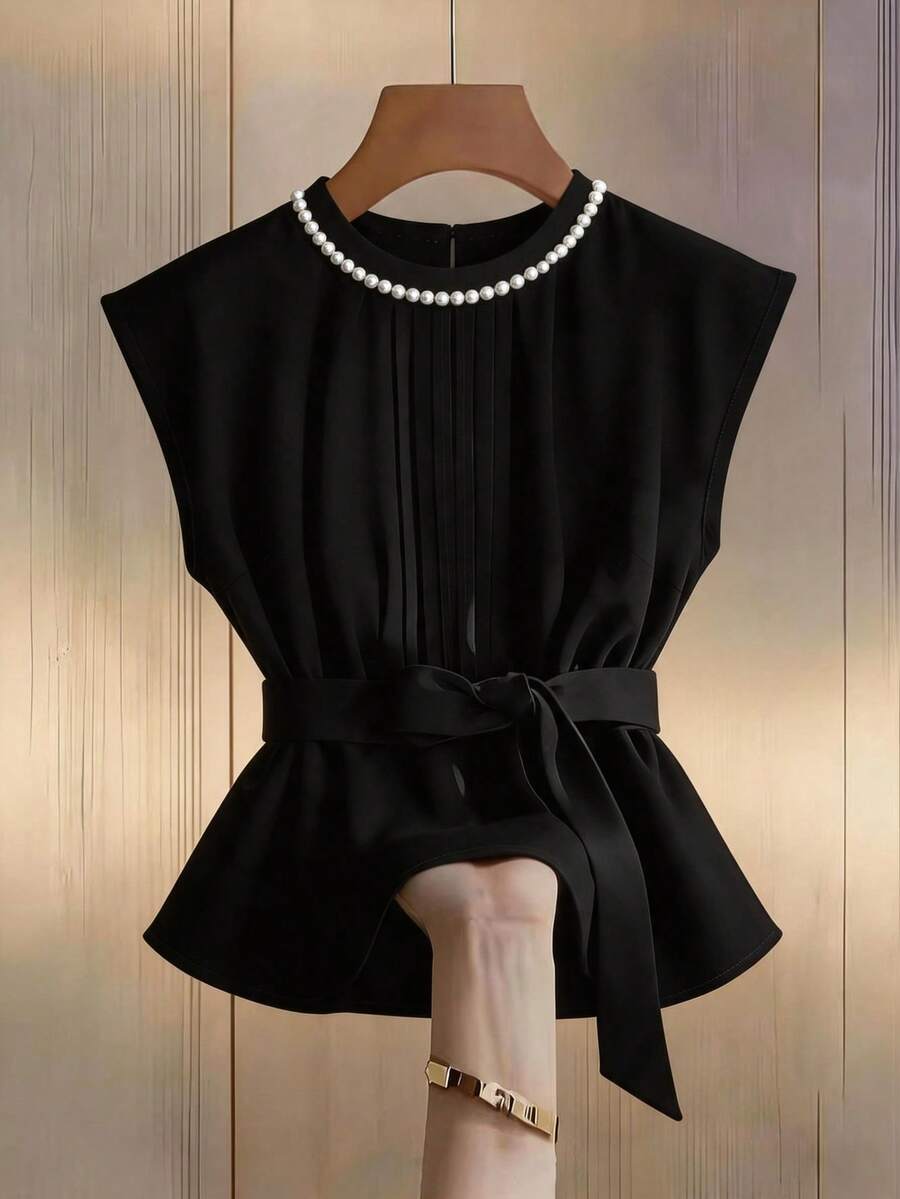 GlowEve CURVE Camisa de mujer talla grande de unicolor con pliegues y perlas decorativas - Negro - Ver 1