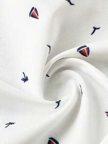 SHEIN Streecool Kids 小男孩 Polo 衫，白色夏季家庭度假套裝，小鳥、帆船、棕櫚樹印花，羅紋領，對比袖口，海灘度假風 - 白色 - 查看 8