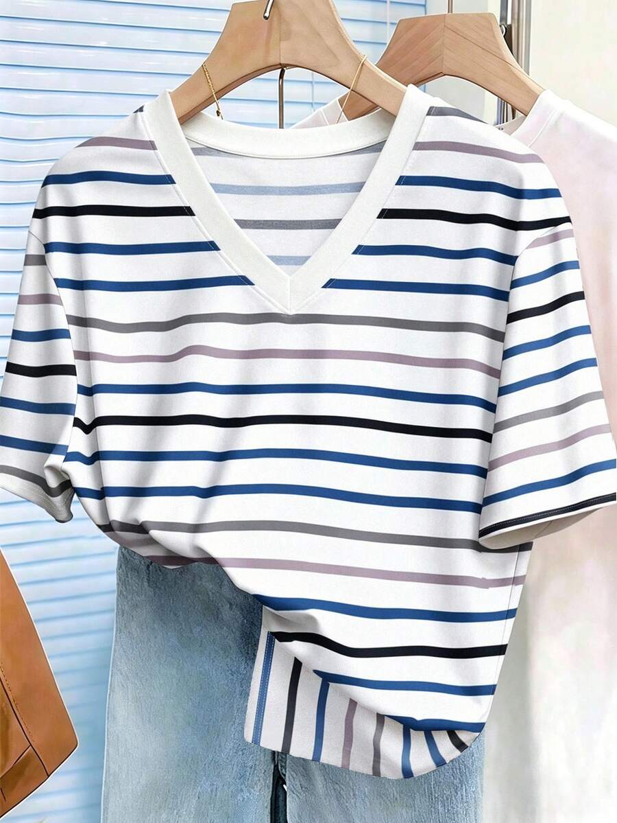 EMERY ROSE Camiseta de manga corta con cuello en V y estampado de rayas de colores para mujer talla grande, adecuada para uso diario - Multicolor - Ver 1