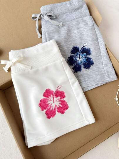 SHEIN Bộ 2 quần short ống rộng dệt kim màu xám trắng in hoa dành cho bé gái tuổi teen.