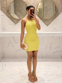 Slaydiva Vestido curto amarelo feminino estilo anos 70 para festa noturna em boate, modelagem justa, tecido texturizado, decote halter com amarração nas costas, estilo boho, ideal para férias na praia ou resort. - Luz amarela - Ver 3