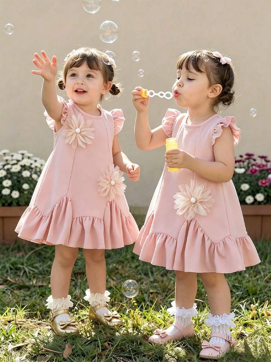 SHEIN Vintaside Kids 1件夏季可愛灰粉色女嬰公主生日禮服,3D花朵裝飾、荷葉袖、圓領、後開襟、荷葉邊裙襬女嬰洋裝 - 粉色 - 查看 1