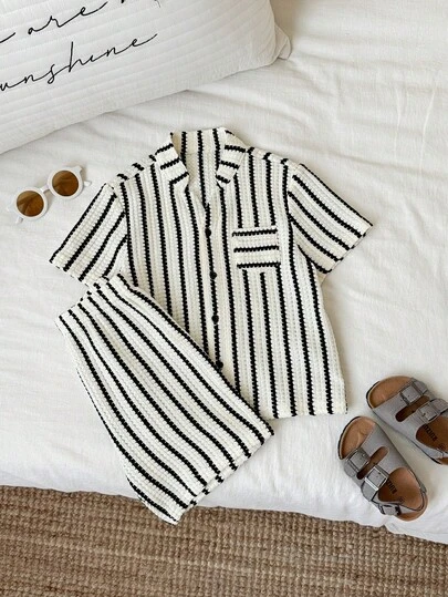 SHEIN Bộ đồ 2 món cho bé trai mùa xuân/hè, áo sơ mi ngắn tay kẻ sọc và quần short, kiểu dáng đi nghỉ mát.