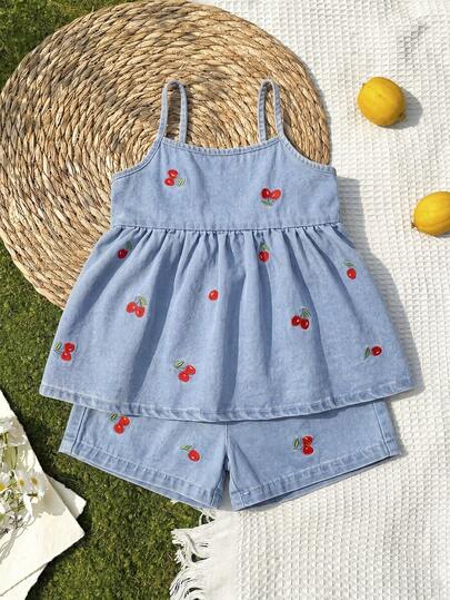 SHEIN Vintaside Kids 女童牛仔套装，夏季新品。时尚休闲风。吊带背心+牛仔短裤两件套。中度水洗。可爱蜜桃刺绣设计。宽松版型。松紧腰带。采用轻盈柔软的棉质牛仔面料，舒适亲肤。时尚女孩必备单品。简约休闲风，适合夏季穿着，日常穿着、拍照、外出、派对、音乐节、度假等场合皆宜。