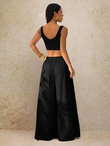 SHEIN PETITE Bộ đồ thể thao mùa xuân/hè mới, kiểu dáng thường ngày gồm áo hai dây xương cá và quần ống rộng có túi, chất liệu vải có họa tiết. - màu đen - Xem 2