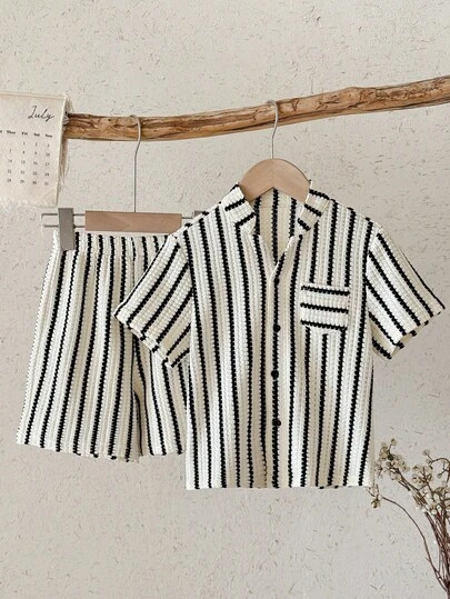 SHEIN Bộ đồ 2 món cho bé trai mùa xuân/hè, áo sơ mi ngắn tay kẻ sọc và quần short, kiểu dáng đi nghỉ mát.