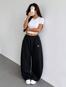 SHEIN PETITE 女士秋冬街头风返校学院风休闲保暖舒适法式灰弹力腰带弧形裤脚阔腿运动裤舒适裤灰色运动裤 - 黑色 - 查看 4