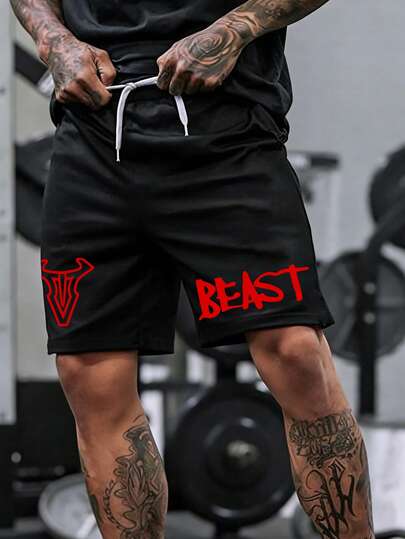 GymBeat Quần short thể thao nam dáng rộng, đa năng, in chữ hình sừng, có dây rút ở eo và túi.