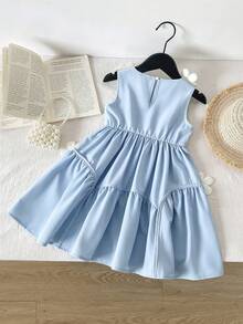 SHEIN Vintaside Kids 这款天蓝色无袖连衣裙，优雅清新，褶裥裙身设计，肩部和裙摆饰有3D白色花朵，细节精致可爱，休闲又不失优雅，是夏季小女孩的理想之选，适合户外、休闲和度假穿着。 - 藍色 - 查看 2