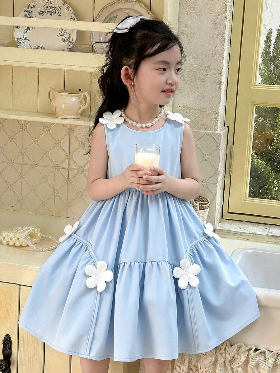 SHEIN Vintaside Kids 这款天蓝色无袖连衣裙，优雅清新，褶裥裙身设计，肩部和裙摆饰有3D白色花朵，细节精致可爱，休闲又不失优雅，是夏季小女孩的理想之选，适合户外、休闲和度假穿着。 - 藍色 - 查看 1