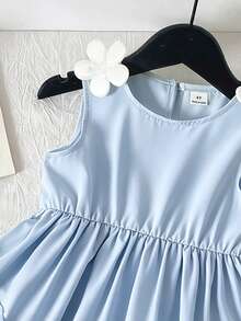 SHEIN Vintaside Kids 这款天蓝色无袖连衣裙，优雅清新，褶裥裙身设计，肩部和裙摆饰有3D白色花朵，细节精致可爱，休闲又不失优雅，是夏季小女孩的理想之选，适合户外、休闲和度假穿着。 - 藍色 - 查看 5