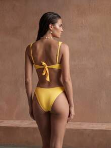 Bộ bikini thời trang nữ gồm áo bikini xếp ly và quần bikini tam giác. - Màu vàng - Xem 2