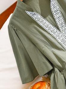 CosyJoli Blusa de manga corta con volantes y encaje en contraste para mujer de talla grande - Verde militar - Ver 2