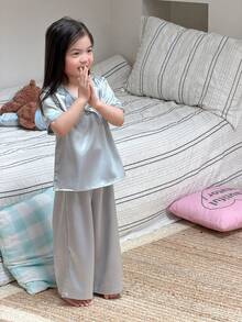Bộ áo và quần cổ chữ V dáng rộng, đồ mặc nhà cho bé gái (size nhỏ) - Màu xanh nhạt - Xem 2