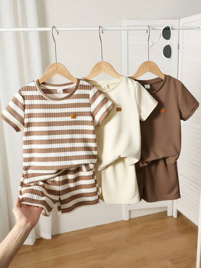 Set de 6 piezas de camiseta de manga corta y pantalones cortos casuales y cómodos con estampado de letras en relieve para niños, adecuado para primavera/verano, uso diario, deportes, salidas, escuela, reuniones, festivales, sesiones de fotos, temporada de regreso a clases