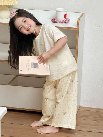 Dazy Kids Bộ đồ ngủ cho bé gái (size nhỏ): Áo thun rộng rãi và quần ống đứng in hình gấu.