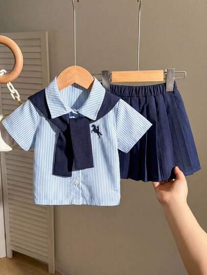 SHEIN Playful Pals Bộ 3 món cho bé gái gồm áo sơ mi kẻ sọc thêu hình ngựa, khăn choàng màu xanh navy đa năng thoải mái và chân váy xếp ly cùng màu, trang phục thời trang thường ngày phong cách đường phố cho mùa hè, bộ đồ hè cho bé gái, bộ đồng phục bé gái, bộ váy áo học sinh cho bé gái, bộ đồ hè cho bé gái, bộ đồ phối hợp mùa hè cho bé gái, quần áo bé gái.