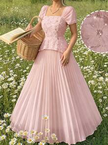 Modelyn Gaun Elegan Lengan Pendek Berlipit Pas Badan dengan Kerah Persegi Gaya Prancis, Bordir Manik-Manik Halus, dan Patchwork. - Baby Pink - View 3