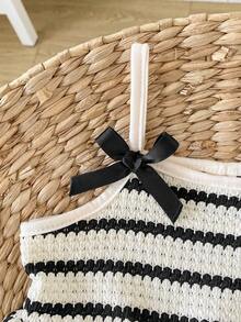 SHEIN Playful Pals 女婴吊带A字连衣裙。这款连衣裙采用吊带设计，简约优雅。A字裙摆更添活泼可爱之感。宽松版型适合各种身材。适合夏季海滩度假、户外野餐等活动，也适合日常休闲穿着，让宝宝在享受轻松自由时光的同时，展现她们独特的魅力。 - 黑與白 - 查看 7