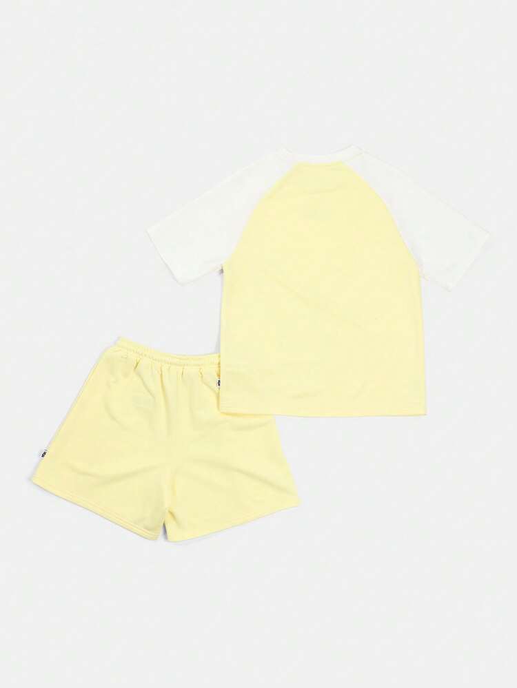 Set coordinato da ragazzo con t-shirt a raglan a blocchi di colore e pantaloncini con stampa sul petto, outfit casual estivo in due pezzi, set abbinato giallo e bianco