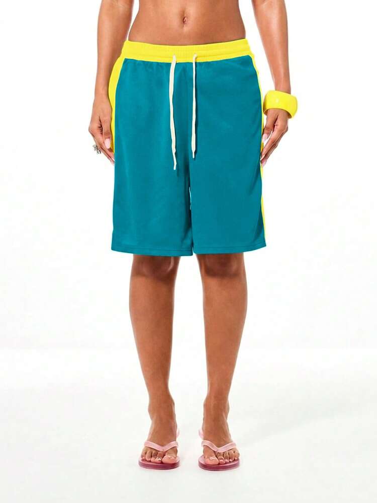 SUMWON WOMEN Kontrastreiche Sommerstrandshorts mit Seitenpaneelen, Kordelzug-Taille und kräftigem Türkis-Gelb Farbblock