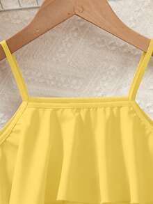 Sparklyn 2 pièces Ensemble léger d'été pour les jeunes filles, comprenant un débardeur à volants jaune pâle avec une ambiance jeune et ludique, associé à un pantalon ample et flatteur à jambes larges dans un imprimé floral vintage sur fond blanc. La palette de couleurs rafraîchissante et le design élégant et décontracté rendent cet ensemble polyvalent pour le port quotidien, les vacances et les séances photo décontractées, incarnant un look chic pour les jeunes préadolescentes. - Jaune citron - Voir 4