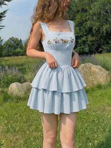 SHEIN MOD Đầm ngắn nữ cổ vuông thêu hoa ngọt ngào, eo xếp tầng, kiểu dáng nghỉ mát. - Màu xanh lam - Xem 1