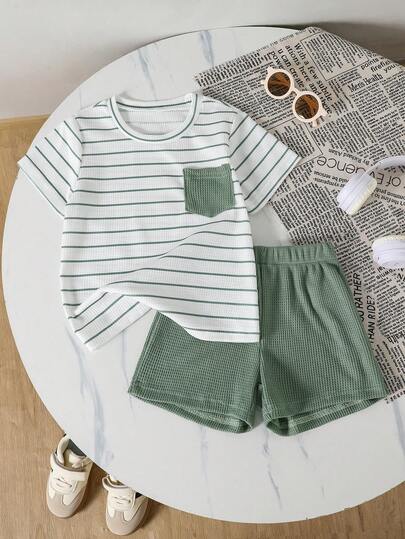 Bộ 2 món dành cho bé trai, áo thun và quần short màu xanh ô liu thời trang, chất liệu mềm mại và thoải mái, phù hợp cho mùa hè, dã ngoại, đi học, du lịch và nhiều dịp khác.