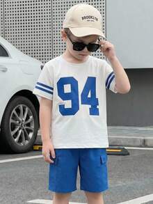 SHEIN Streecool Kids 2件組男孩字母94印花T恤與卡其色工裝短褲，復古休閒套裝 - 藍色 - 查看 3