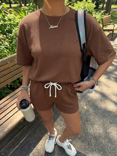 Bộ 2 món áo thun cổ tròn kẻ sọc và quần short cho nữ tuổi teen, màu đen trắng.