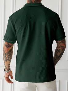 Manfinity Homme 大尺碼男士深綠色華夫格紋 Polo 衫，短袖拉鍊門襟 Polo 衫，休閒夏季度假風，老錢風復古 - 墨綠色 - 查看 2