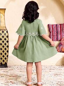 SHEIN Young Girl Casual Vacation Floral Pattern Daisy Embroidered Petal Trim Bell Sleeve Ruched Swing Woven Solid Color Dress,Kids - Lime Green - View 2