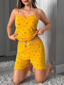 SHEIN Conjunto de pijama informal de camiseta de tirantes y pantalones cortos con cordón y estampado de limón suave amarillo - Amarillo - Ver 3