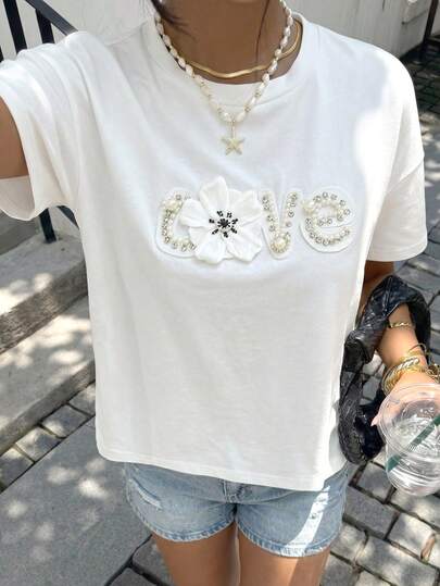 SHEIN Glitzernde Liebes-Serie: Luxus Damen Baumwoll T-Shirt in Weiß mit handverzierten Kristall- und Perlen-Applikationen in "LOVE" Schrift und 3D Organza Blumen Akzenten
