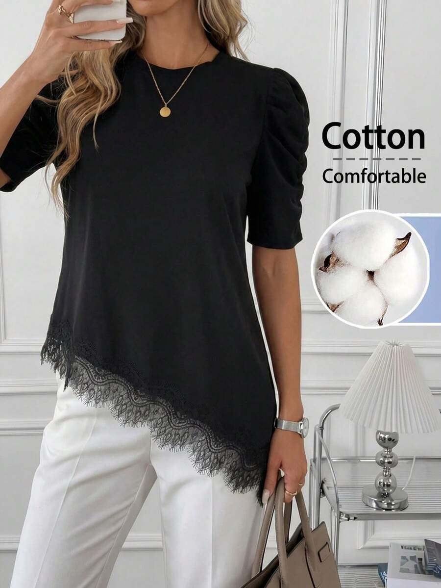 SHEIN Clasi Maglietta da donna taglie forti, elegante maglietta estiva nera con maniche corte, con inserti in pizzo, orlo asimmetrico, maniche a campana, collo rotondo, in tessuto elastico e comodo per le donne