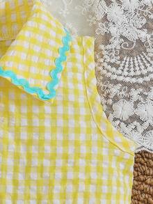 SHEIN 这款女童连衣裙采用黄白格纹泡泡针织面料，触感柔软舒适。裙摆绣有鸭子和花朵图案，领口饰有蓝色波浪蕾丝花边。它展现出休闲、清新、活泼、可爱、甜美、时尚又优雅的韩式森系女孩风格，领口、开襟、无袖设计、A字廓形和收腰剪裁，完美贴合身形。适合各种场合，包括夏季郊游、购物、周末公园游玩、游乐园、海滩、拍照、度假、野餐、派对等等。 - 黃色 - 查看 6