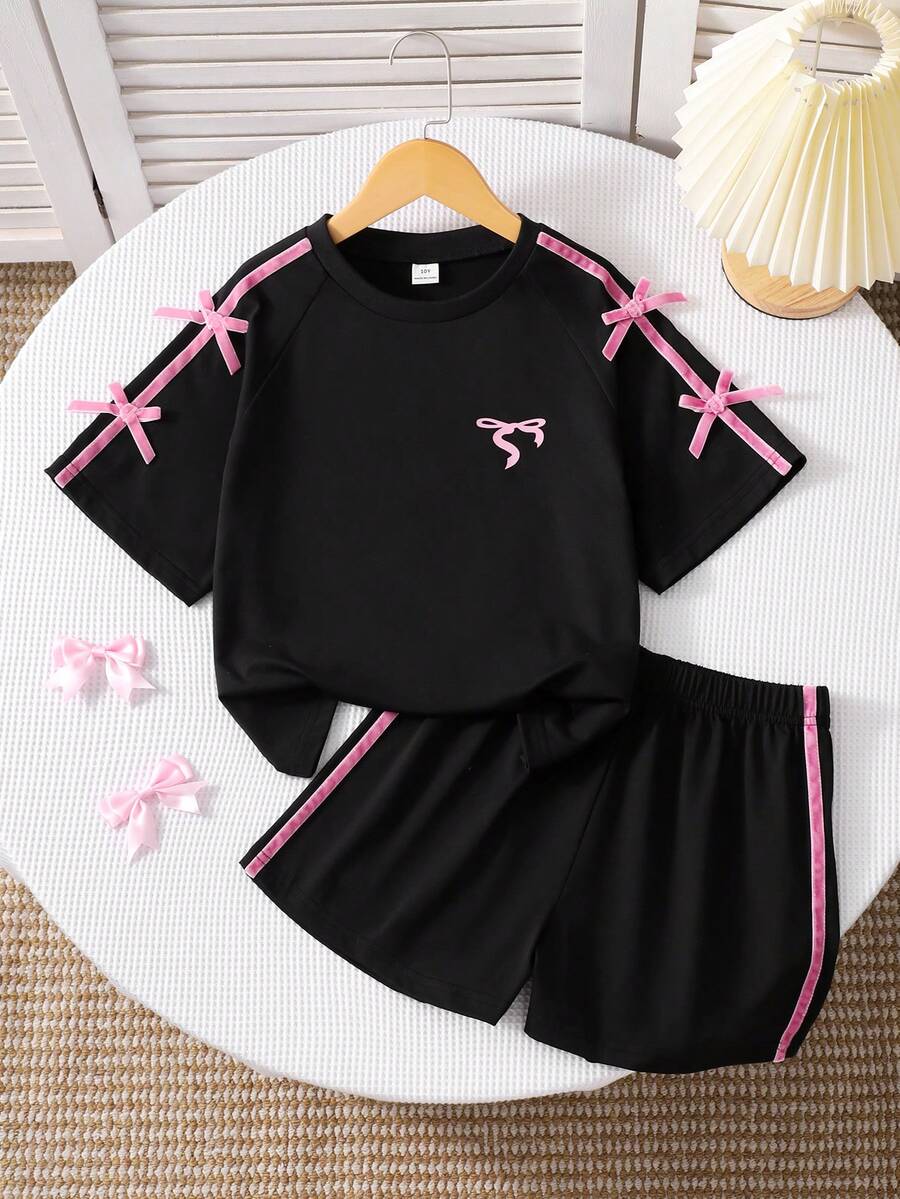 SHEIN 2件套女童休闲运动风黑色粉色蝴蝶结缎带短袖T恤和短裤套装,经典黑色套装,宽松显瘦设计,舒适面料,适合夏季日常穿着、休闲运动或搭配。 - 黑色 - 查看 1
