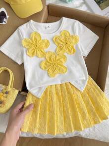 SHEIN Conjunto de camiseta de manga corta con bloque de color floral decorativo y falda plisada jacquard, fresco y dulce para niña en verano - Amarillo - Ver 1