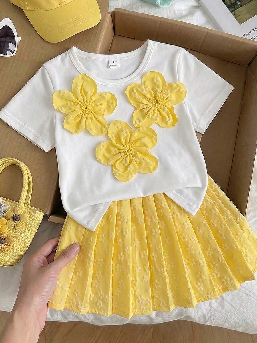 SHEIN Conjunto de camiseta de manga corta con bloque de color floral decorativo y falda plisada jacquard, fresco y dulce para niña en verano - Amarillo - Ver 1