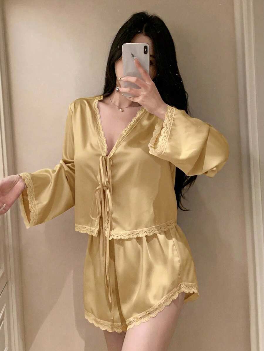 DAZY 浪漫蕾丝拼接缎面系带上衣和超短睡裤女士睡衣套装 - 黃色 - 查看 1