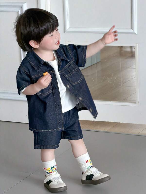 Dazy Kids Bộ 2 món quần jean cho bé trai, gồm áo sơ mi ngắn tay cổ bẻ và quần short rộng rãi.