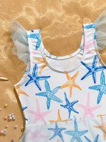 SHEIN Bộ đồ bơi liền thân cho bé gái với họa tiết sao biển, viền ren xếp ly, kiểu dáng tối giản và thời trang, chất liệu vải dệt kim nhanh khô, thoải mái, thích hợp cho bãi biển, hồ bơi, lướt sóng, kỳ nghỉ, mùa hè, du lịch, họa tiết ngẫu nhiên. - Nhiều màu - Xem 4